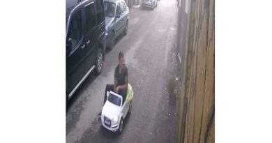 Çaldığı akülü aracı taşıyamayınca sürüp uzaklaştı