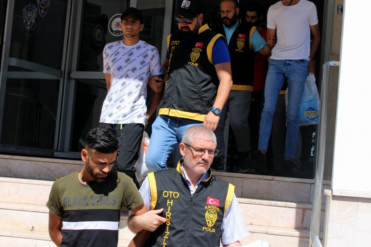 Çaldıkları otomobille villaya hırsızlığa gelince yakalandılar