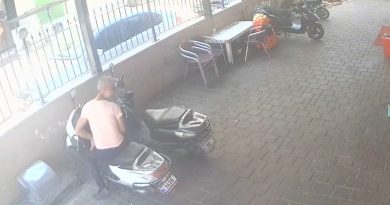 Çalışanların gözü önünde motosikleti çaldı, sakinliğiyle pes dedirtti