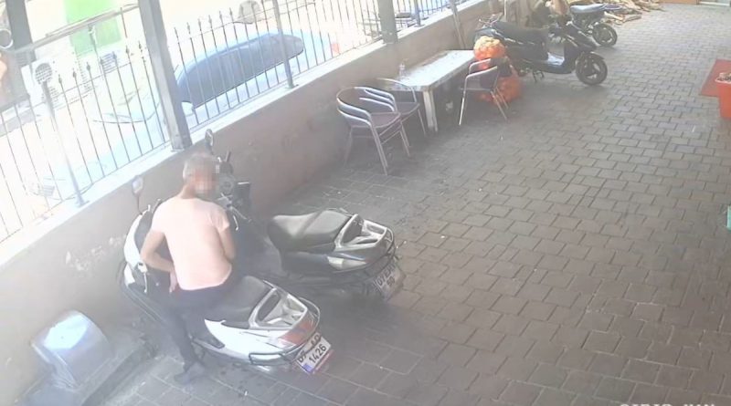 Çalışanların gözü önünde motosikleti çaldı, sakinliğiyle pes dedirtti