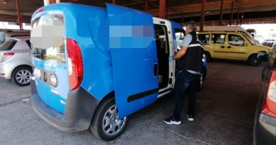 Çalışır vaziyetteki kargo aracını çaldı, birkaç sokak ileride pazar yerine bırakıp gitti