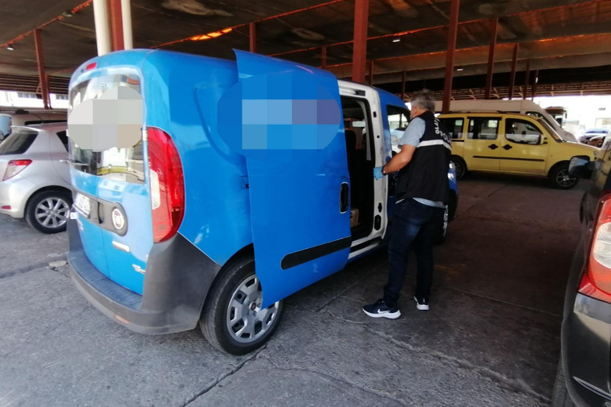 Çalışır vaziyetteki kargo aracını çaldı, birkaç sokak ileride pazar yerine bırakıp gitti