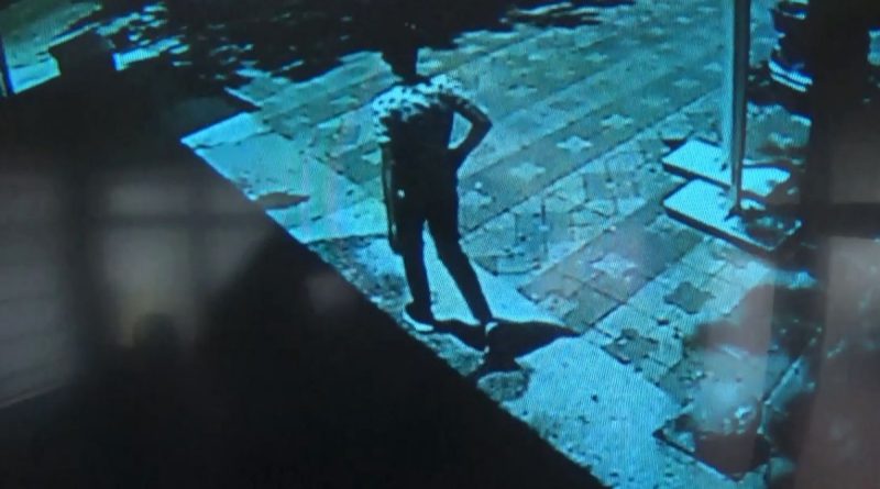 Camide pes dedirten hırsızlık