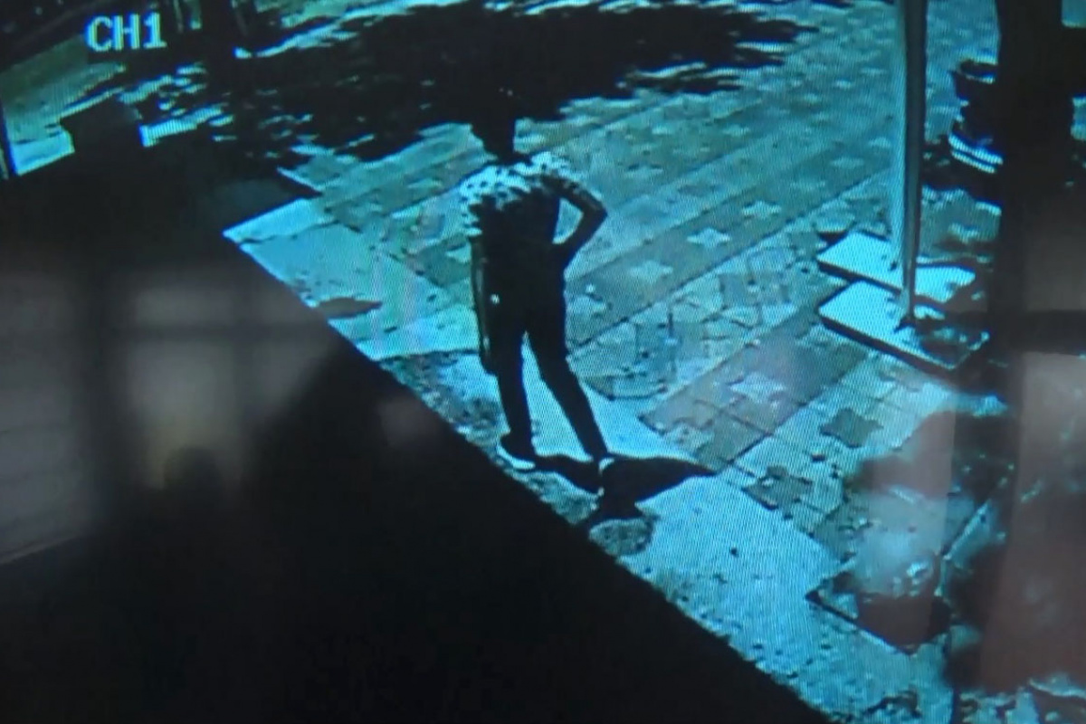 Camide pes dedirten hırsızlık