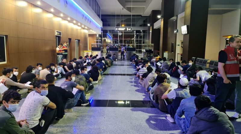 Çanakkale’de Afganistan uyruklu 227 düzensiz göçmen sınır dışı edildi