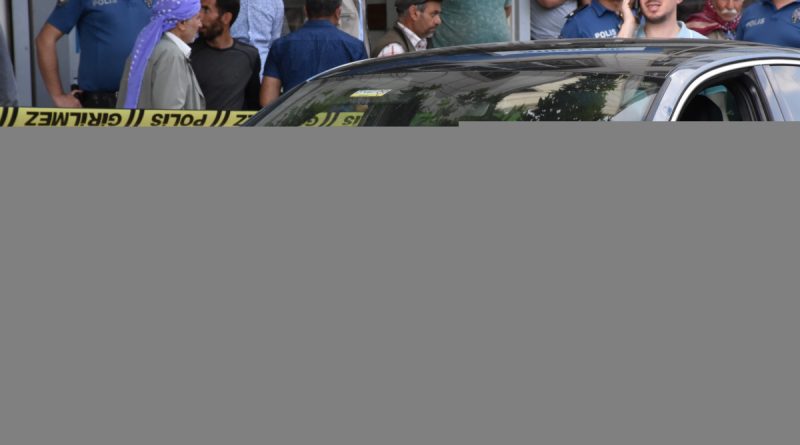 Çarşının ortasında otomobile silahlı saldırı