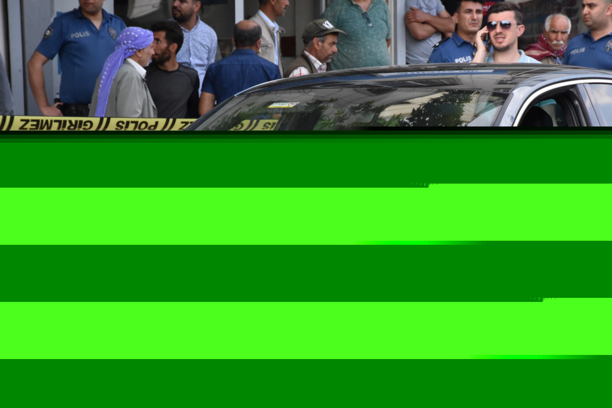 Çarşının ortasında otomobile silahlı saldırı