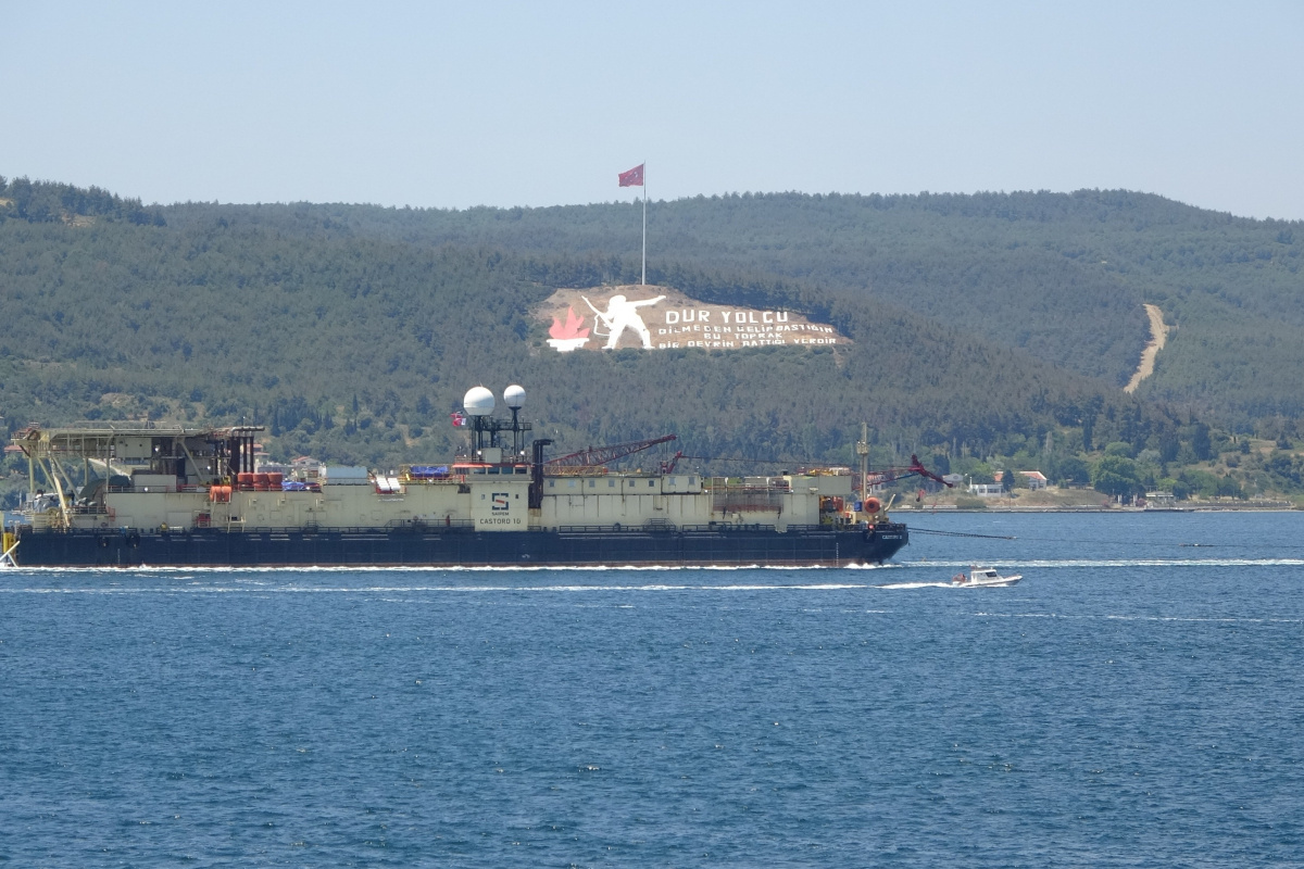 ‘Castoro 10’ isimli gemi Çanakkale Boğazı’ndan geçti