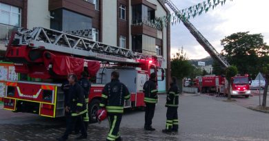 Çatı tadilatı yapılan apartmanda yangın çıktı, 4 dairede hasar oluştu