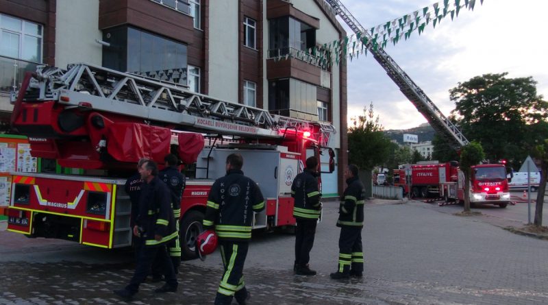 Çatı tadilatı yapılan apartmanda yangın çıktı, 4 dairede hasar oluştu