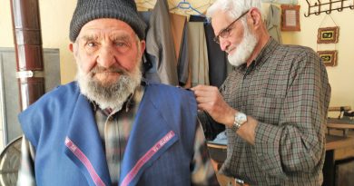Ceketini satıp açtığı dükkanda 65 yıldır terzilik yapıyor