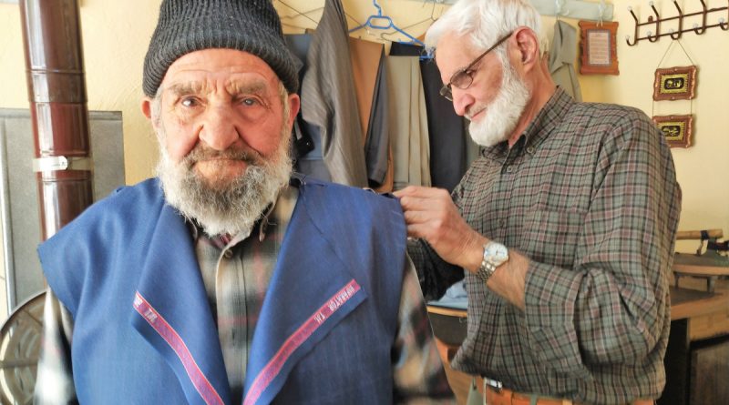 Ceketini satıp açtığı dükkanda 65 yıldır terzilik yapıyor