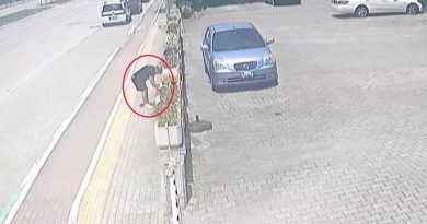 Çekiciye aracı yüklenirken yere bıraktığı çantalarını kadın hırsız böyle götürdü