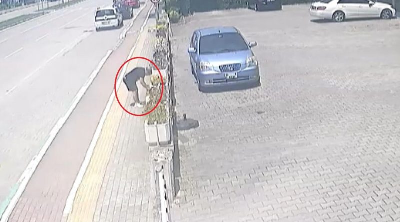 Çekiciye aracı yüklenirken yere bıraktığı çantalarını kadın hırsız böyle götürdü