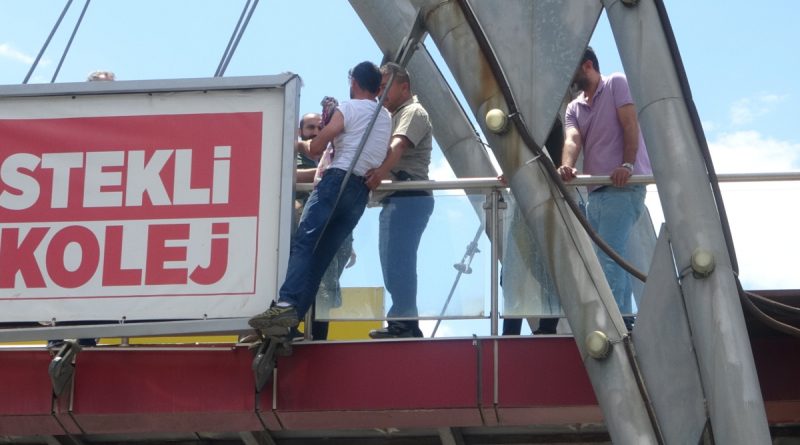 Çıktığı üst geçitte 2,5 saat polise direndi, kentte trafik durdu