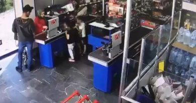 Çocukların gözü önünde marketteki silahlı soygun kamerada