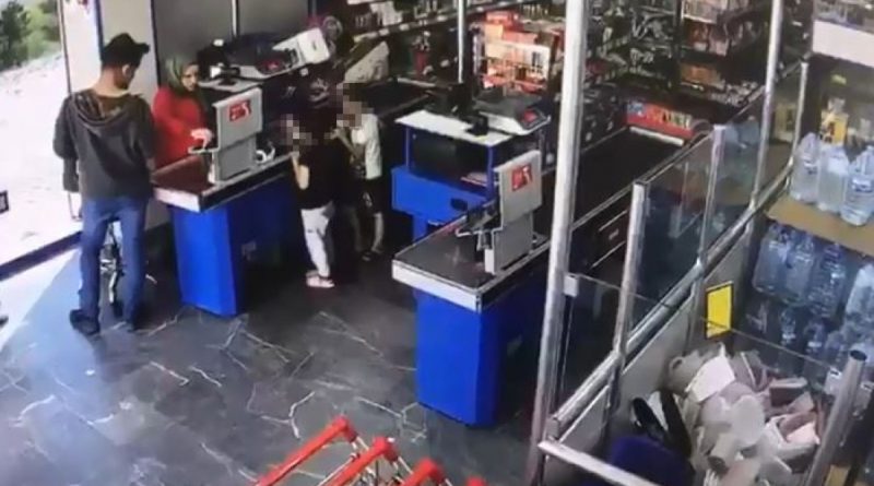 Çocukların gözü önünde marketteki silahlı soygun kamerada
