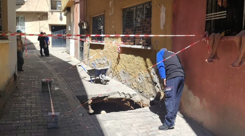 Çöken yolda Roma Dönemi'ne ait tünel ortaya çıktı