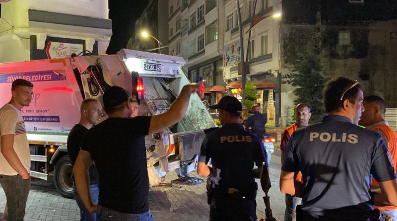 Çöp kamyonunun çarptığı motosikletli kurye yaralandı