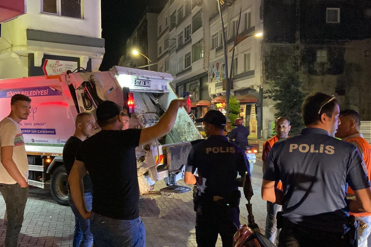 Çöp kamyonunun çarptığı motosikletli kurye yaralandı