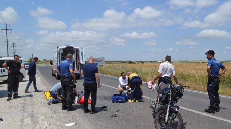 Çorlu’da motosiklet kamyonetle çarpıştı: 2 yaralı