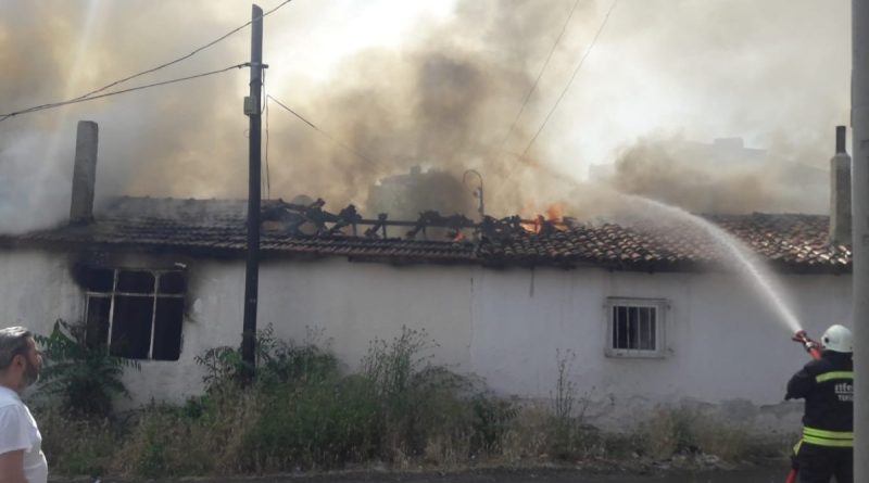 Çorlu’da yan yana 4 ayrı ev alev alev yandı