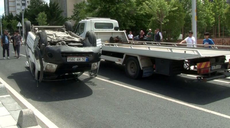 Dağıtıma çıkan kargo aracı kaza yaptı, kargolar yola savruldu