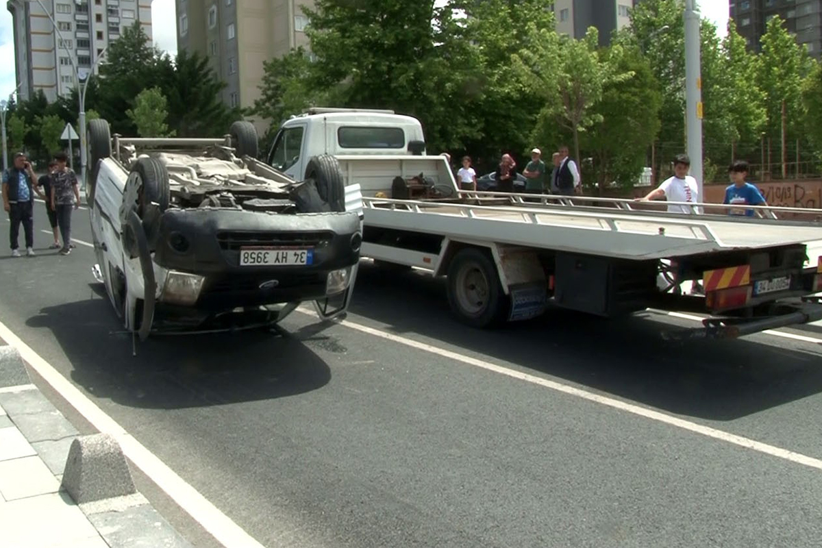 Dağıtıma çıkan kargo aracı kaza yaptı, kargolar yola savruldu