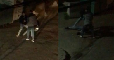 Darp ettikleri genci yerde sürükleyip telefonunu çaldılar