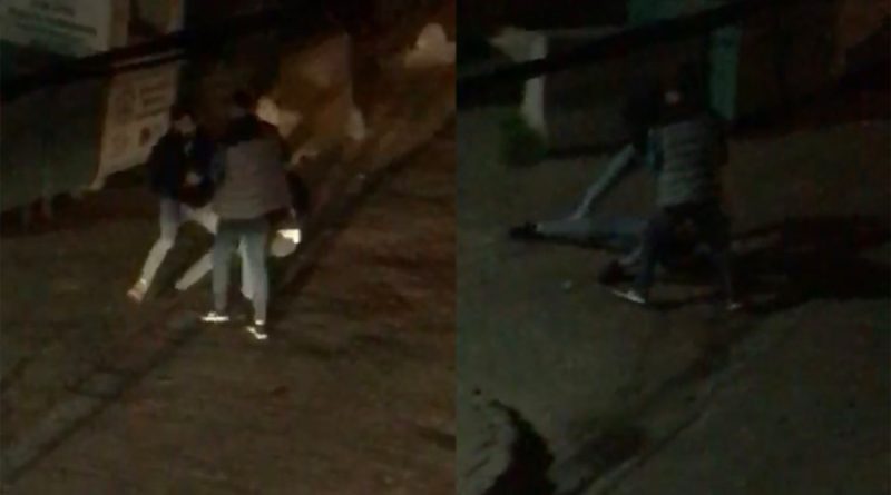 Darp ettikleri genci yerde sürükleyip telefonunu çaldılar