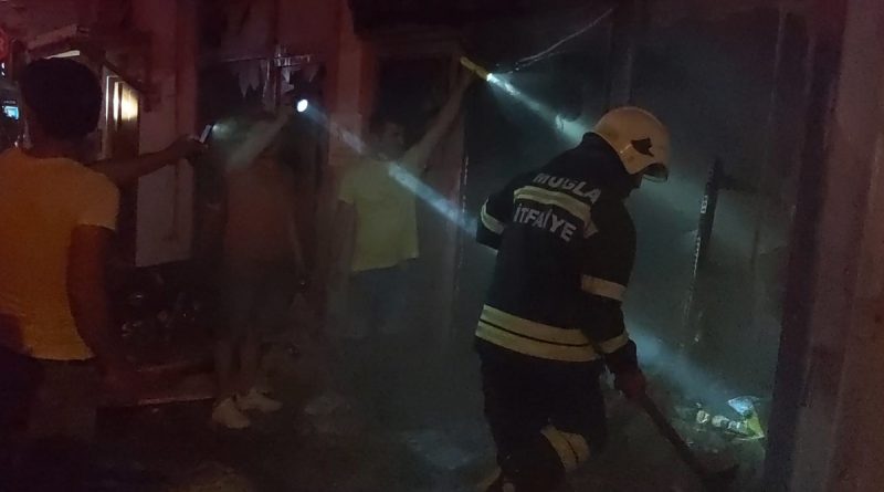 Datça'da zincir market şubesinde yangın!