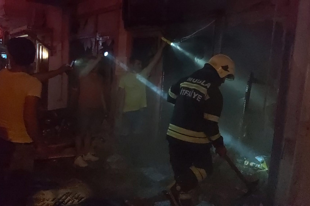 Datça'da zincir market şubesinde yangın!