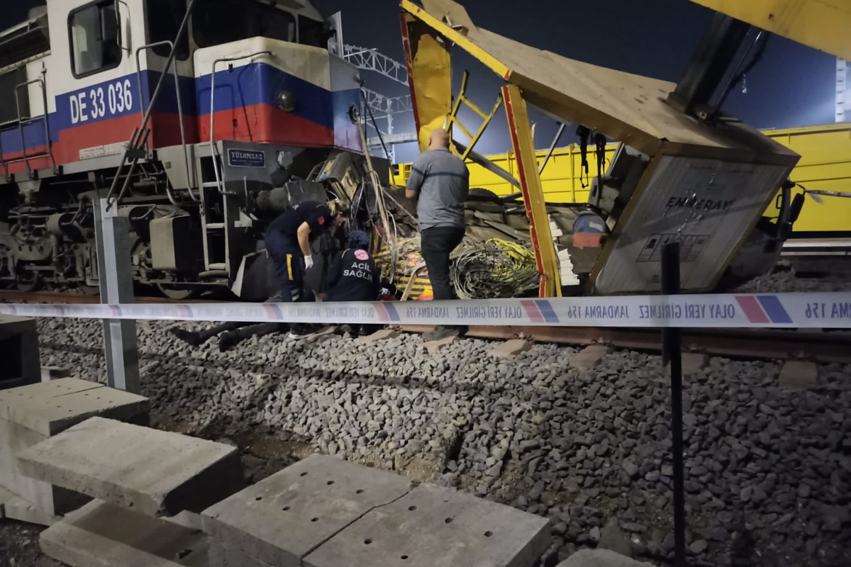 Demir yoluna elektrik hattı çeken işçilere lokomotif çarptı: 1 ölü, 2 yaralı