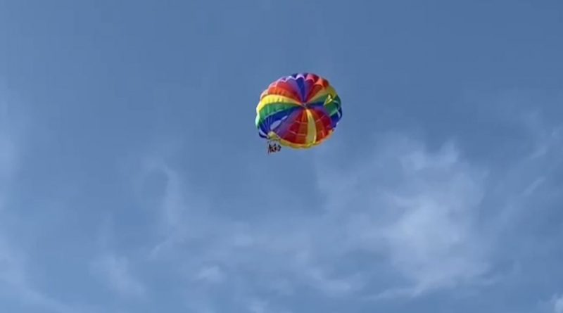 Deniz paraşütüne binen anne ve 2 çocuğu havada askıda kaldı