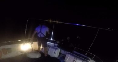 Deniz yüzeyinde yorgun ve bitkin halde bulunan göçmenler kurtarıldı