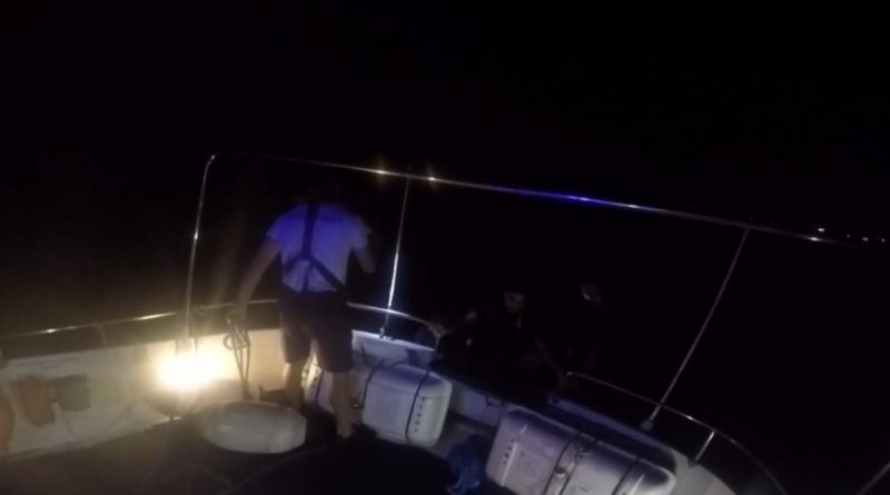 Deniz yüzeyinde yorgun ve bitkin halde bulunan göçmenler kurtarıldı