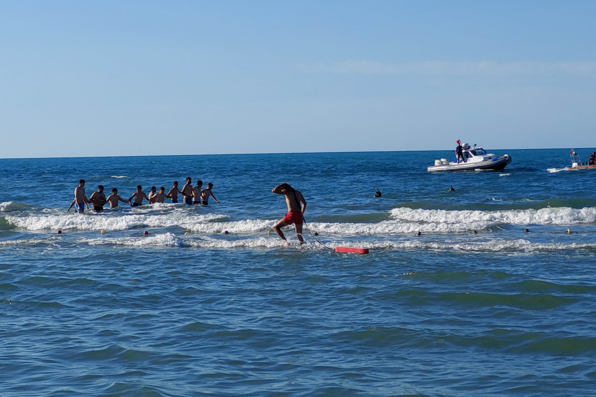 Denizde kaybolduğu sanılan çocuk karada sağ bulundu