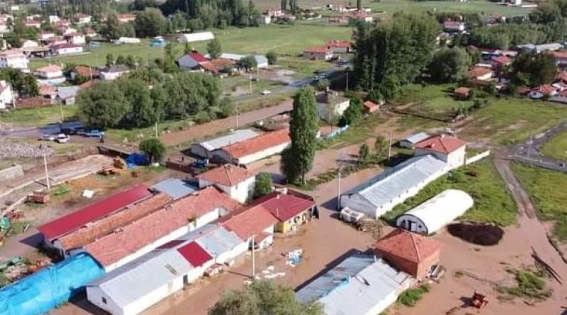 Dere taştı, ev ve ahırları sel suları bastı