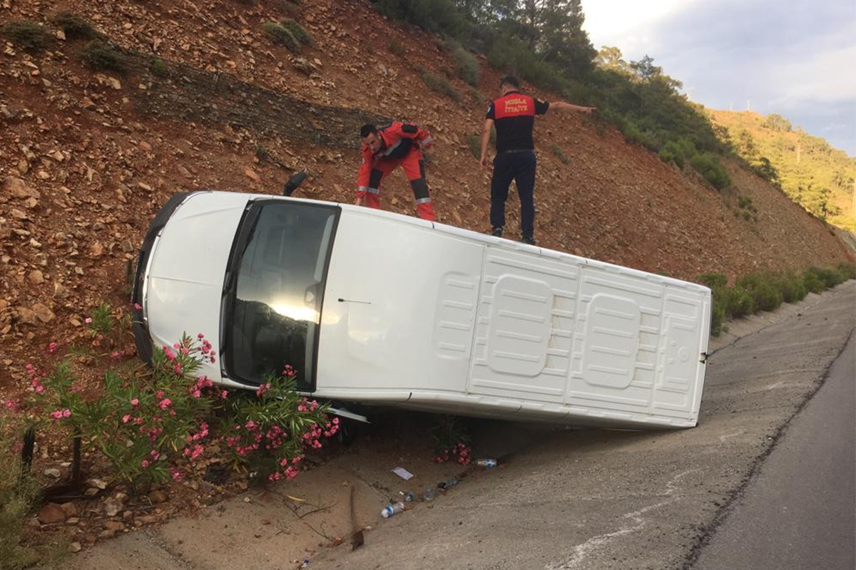 Devrilen ticari aracın sürücüsü yaralandı