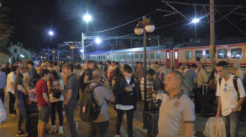 Devrilen yük treni nedeniyle mahsur kalan yolcular Kayseri’den aktarma ile gönderildi