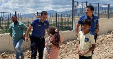 Dik yamaçta mahsur kalan çocukları polisler kurtardı
