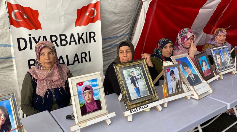 Diyarbakır'da aileler bin 9 gündür evlatlarını yolunu gözlüyor