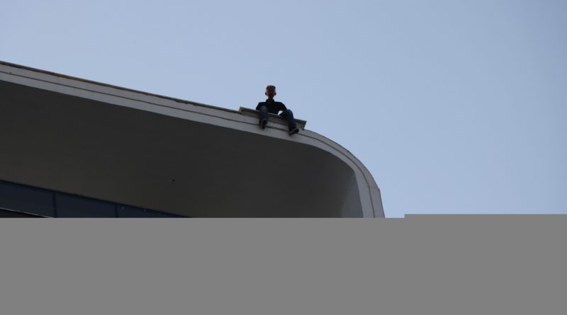 Dolandırıldığını iddia ettiği 15 katlı binada intihara kalkıştı