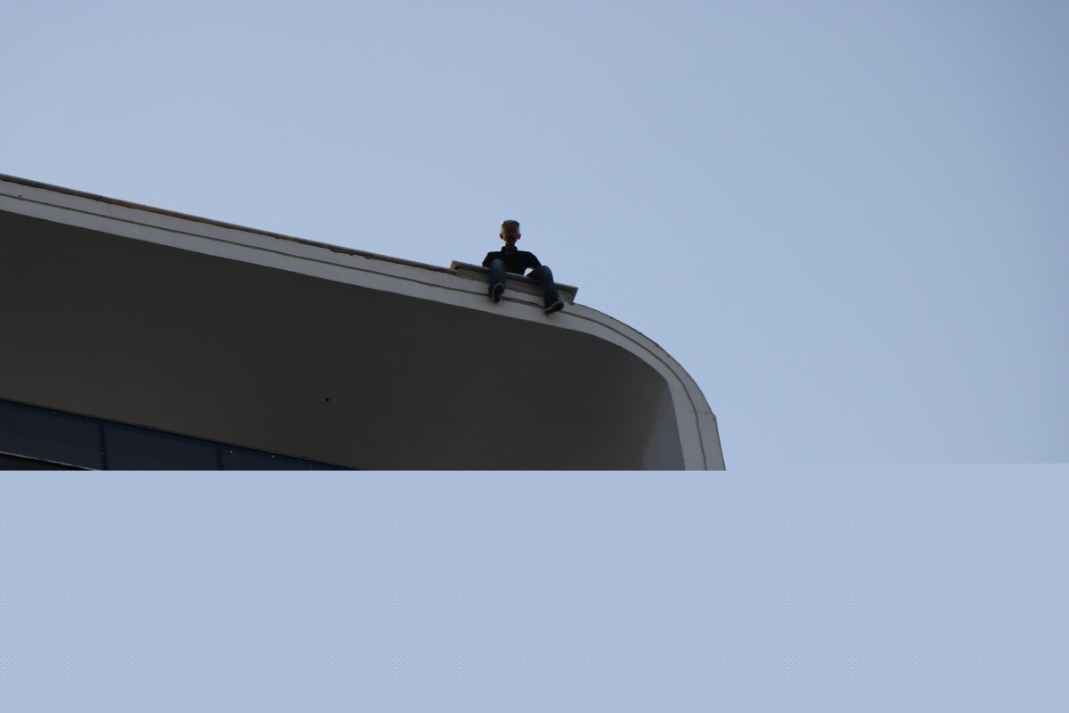 Dolandırıldığını iddia ettiği 15 katlı binada intihara kalkıştı