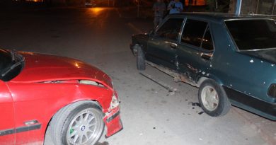 Drift atarken park halindeki araca çarpan sürücü ortalığı birbirine kattı