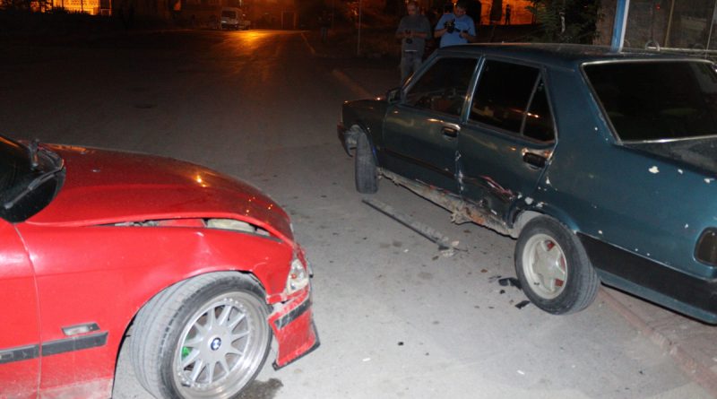 Drift atarken park halindeki araca çarpan sürücü ortalığı birbirine kattı