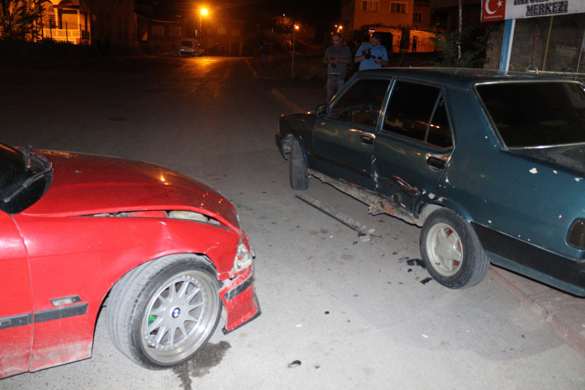 Drift atarken park halindeki araca çarpan sürücü ortalığı birbirine kattı