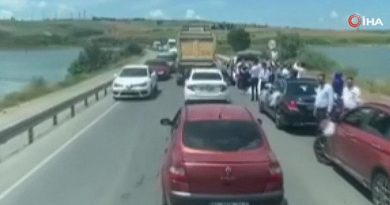 Düğün konvoyunda yolu kapatıp oyun oynadılar, o anlar kamerada