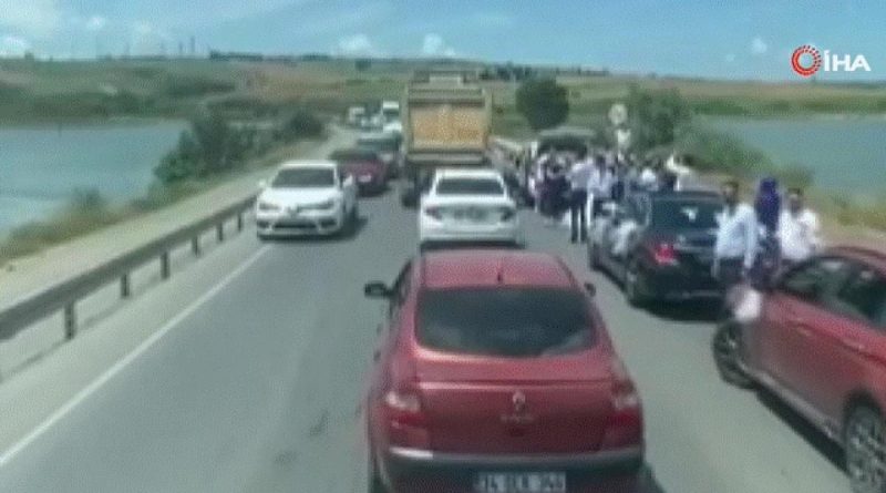 Düğün konvoyunda yolu kapatıp oyun oynadılar, o anlar kamerada