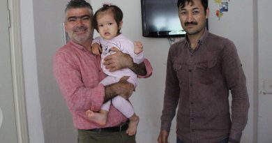 Düşerken apartman görevlisine çarparak ölümden dönen bebek taburcu oldu